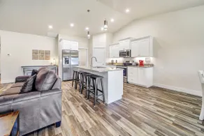 Spacious duplex in Broadmoor Subdivision - Image 3