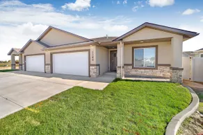 Spacious duplex in Broadmoor Subdivision - Image 5
