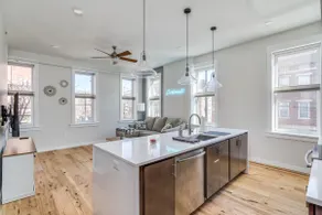 Top Rated - Free Parking - 1-br Condo OTR - Image 2