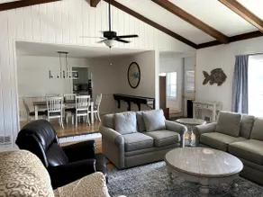 Relaxing 3-Bed lakefront home w/large screen porch - Image 2