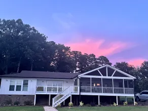 Relaxing 3-Bed lakefront home w/large screen porch - Image 5