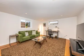Large, Private 1 Bedroom Apartment, Ideal Location - Image 4
