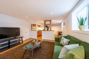 Large, Private 1 Bedroom Apartment, Ideal Location - Image 2
