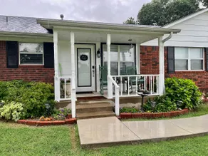 Cheerful Cozy Cottage, unwind on spacious porch - Image 3