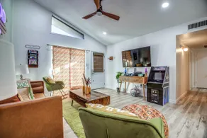 ✧✧DISCO DEN✧✧ All New Funky 70s Pad w/ Hot Tub!  3 bedrooms / 2 bathrooms! - Image 4