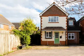Chichester retreat house with free parking - Image 2