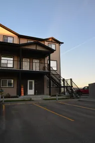Clean, Cozy, Dog Friendly 3 Bedroom East End Condo - Image 3