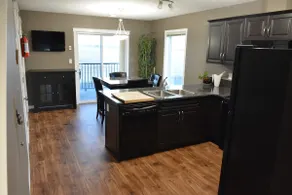 Clean, Cozy, Dog Friendly 3 Bedroom East End Condo - Image 4