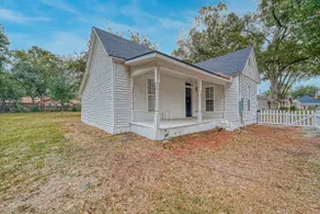 Completely Remodeled Bungalow / 3bd / 2bth - Image 3