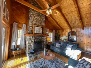 Cozy Mountain Retreat with Indoor/Outdor Fireplace - Image 5