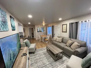 Cheerful Two Bedroom Bungalow Newly Remodeled! Arcade games, Air Hockey Table. - Image 2