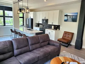 Amazing 2Bed, 2Bath, Corner View, Heart of Lincoln - Image 2