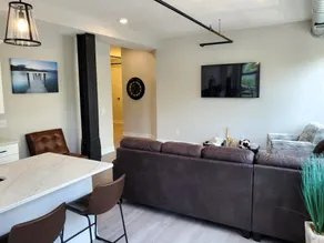 Amazing 2Bed, 2Bath, Corner View, Heart of Lincoln - Image 3
