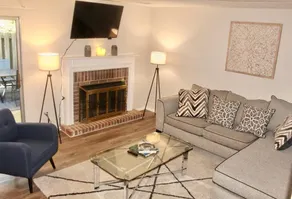 Cheerful 2 bedroom townhouse with indoor fireplace - Image 4
