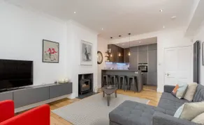 Luxury City Centre Flat w/Private Garden & Parking - Image 4