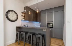 Luxury City Centre Flat w/Private Garden & Parking - Image 5