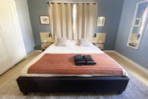 Charming fully renovated 3 Bedroom - Image 2