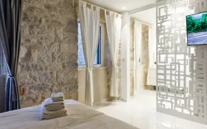 Palace luxury room - Image 4