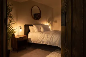 Modern Elegance Retreat: Stylish 1-Bedroom Suite - Image 2
