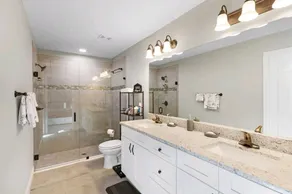 Cheerful 3 bedroom home with free parking. - Image 4