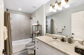 Cheerful 3 bedroom home with free parking. - Image 5