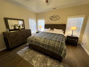 Warm, clean, and modern five bedroom house - Image 4