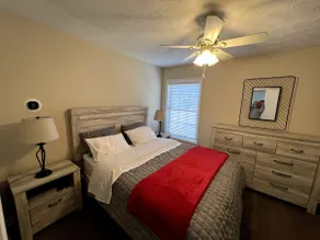 Warm, clean, and modern five bedroom house - Image 5