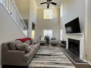 Warm, clean, and modern five bedroom house - Image 2