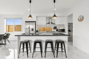 Amazing family home opposite a park & sleeps 10 - Image 3