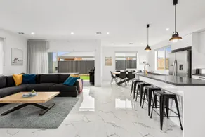 Amazing family home opposite a park & sleeps 10 - Image 4