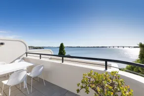 Tranquil 4-bedroom water view apartment - Image 2
