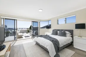 Tranquil 4-bedroom water view apartment - Image 3