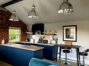 Luxury Studio Cottage in Garden Setting - Image 5