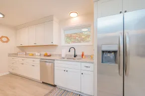~The BeeHive! | New 4 Bedroom Listing Next to CNU! - Image 3