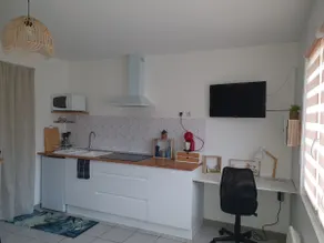 Apartment close to all amenities with exit - Image 2