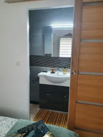 Apartment close to all amenities with exit - Image 4