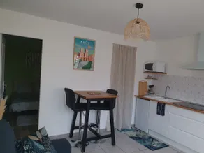 Apartment close to all amenities with exit - Image 3