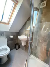 Stylish 1 bedroom guest annex with free parking - Image 5