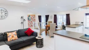 Unique 2 Bed Bungalow, Near Harbour with Parking - Image 2