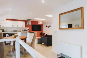 Unique 2 Bed Bungalow, Near Harbour with Parking - Image 3