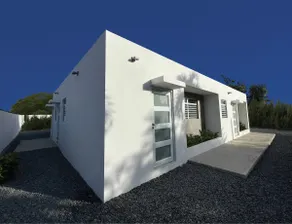 Distinctive Apt: Clutter-Free & Fully Equipped - Image 2
