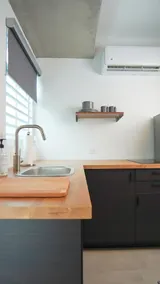 Distinctive Apt: Clutter-Free & Fully Equipped - Image 4