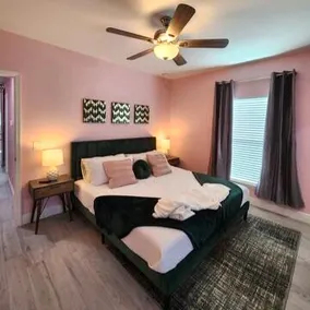 *Charming Pink Bungalow* w/ King Bed, Punta Gorda - Image 4