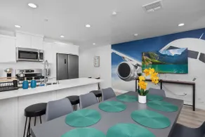 DTLA's Maverick Home 5B4B, Close to USC - Image 2