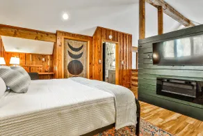 Creekside Hideaway | Hot Tub • Cedar Sauna Spa - Image 3