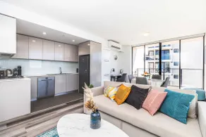 Luxury 1 BR -Opp train station, Free Parking - Image 2