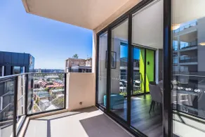 Luxury 1 BR -Opp train station, Free Parking - Image 5