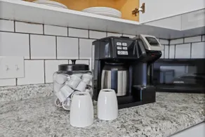 Sleeps 4 - 2BR Apt - Self Check-In, Free Parking - Image 2