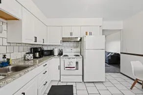 Sleeps 4 - 2BR Apt - Self Check-In, Free Parking - Image 3