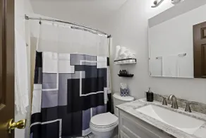Sleeps 4 - 2BR Apt - Self Check-In, Free Parking - Image 5